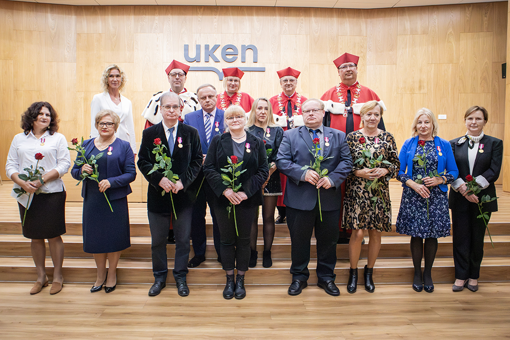 odznaczeni Medalem Złotym pracownicy UKEN z władzami rektorskimi