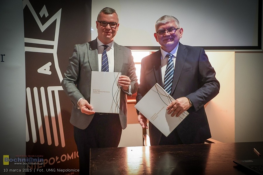 sygnatariusze umowy: Michał Hebda, burmistrz Miasta i Gminy Niepołomice i dr Ryszard Kozioł, Zastępca Dyrektora Instytutu Prawa, Ekonomii i Administracji UKEN