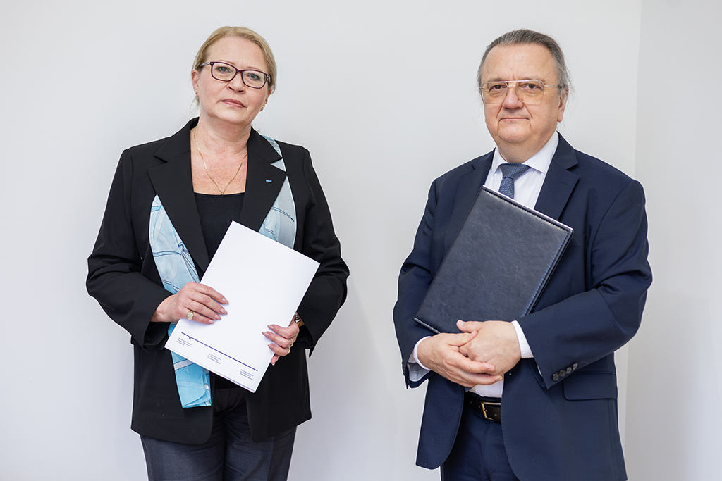 Prorektor ds. Kształcenia i Rozwoju UKEN dr hab. Robert Stawarz, prof. UKEN i Dyrektor mgr Anna Konarska-Miazowska