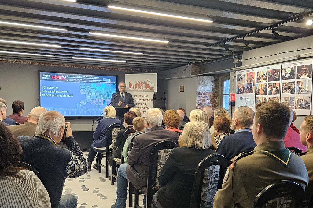 dr Maciej Korkuć, Doradca Prezydenta Rzeczypospolitej Polskiej – w&nbsp;imieniu Prezydenta RP Karola Nawrockiego, na pierwszym planie uczestnicy obchodów