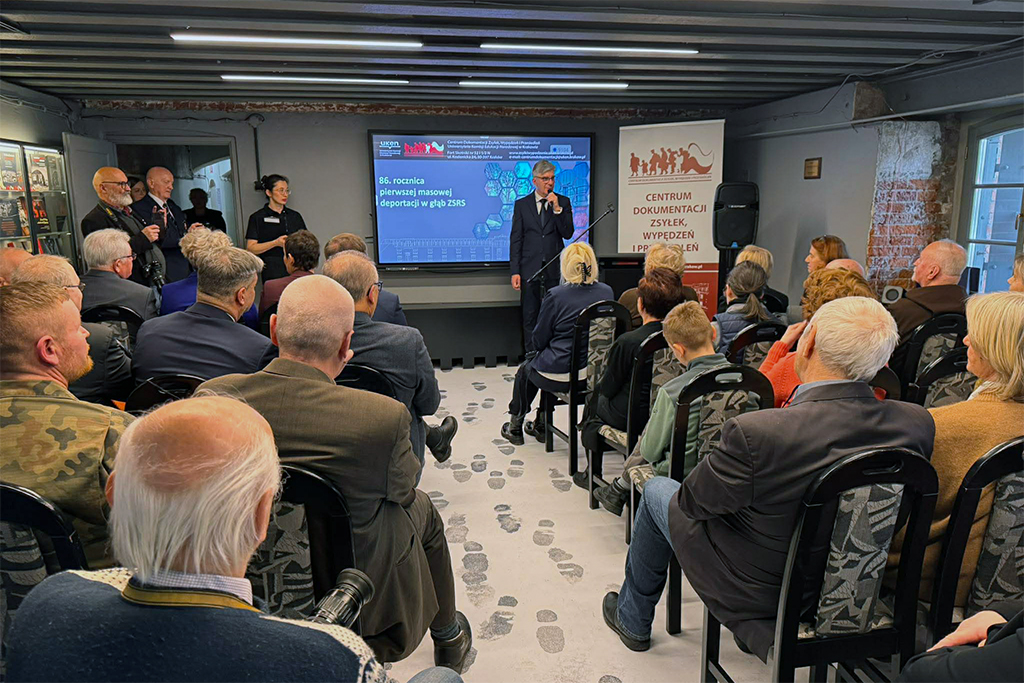 Prorektor ds. Kształcenia dr hab. Jacek Chmieliński, prof. UKEN, na pierwszym planie uczestnicy obchodów