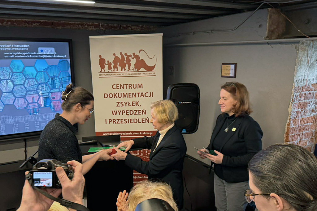 Prezes Wanda Puszko-Tarnawska wręczyła odznaczenia nadane przez Związek Sybiraków. Złotą Odznakę Honorową za zasługi dla Związku Sybiraków otrzymała dr Anna Hejczyk-Gołąb