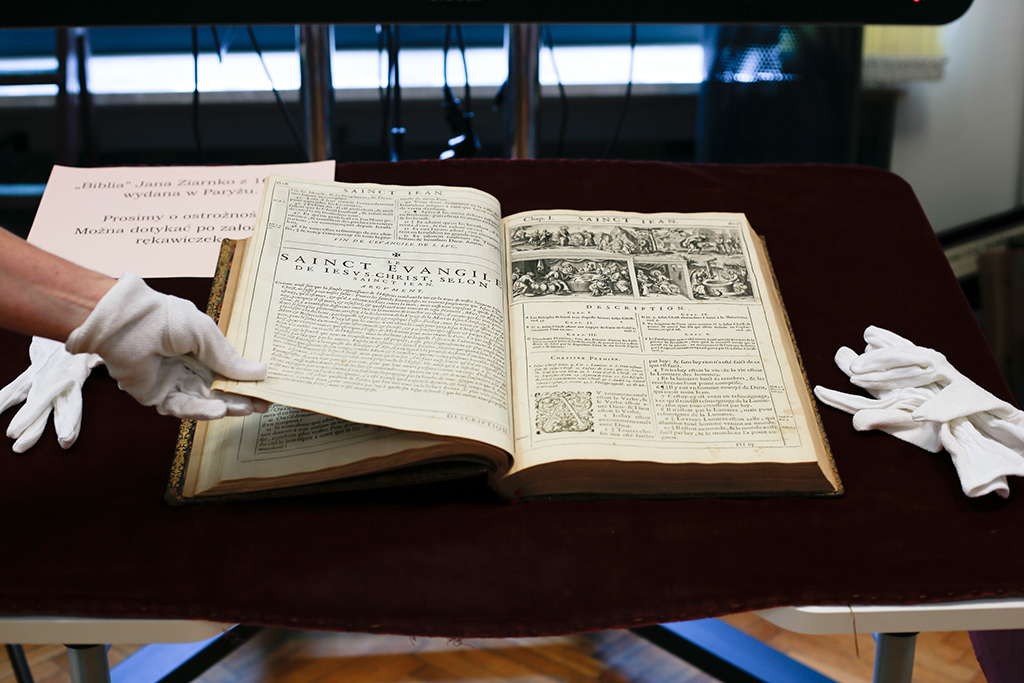 jedna z&nbsp;rozkładówek biblii