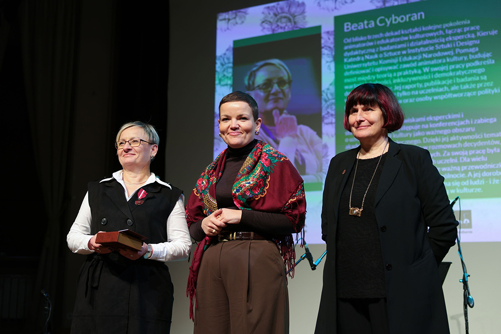 dr hab. Beata Cyboran, prof. UKEN na scenie obok Ministry Kultury i&nbsp;Dziedzictwa Narodowego Marty Cienkowskiej