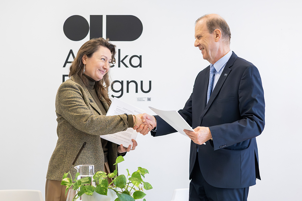 Porozumienie sygnowali Carolina Pietyra – dyrektorka KBF – oraz p.o. Rektor UKEN dr hab. Wojciech Bąk, prof. UKEN