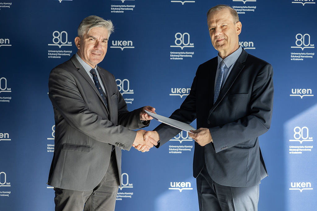 dr hab. Wojciech Bąk, prof. UKEN, p.o. Rektor UKEN wręcza powołanie na funkcję Prorektora ds. Kształcenia UKEN dr. hab. Jackowi Chmielińskiemu, prof. UKEN