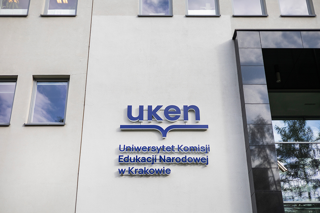 nowy budynek UKEN, w&nbsp;centralnym miejscu zdjęcia znajduje się logo UKEN