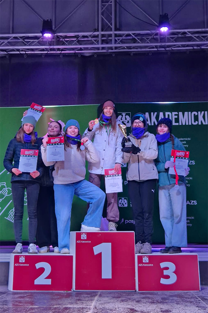 zawodniczki z&nbsp;UKEN na podium