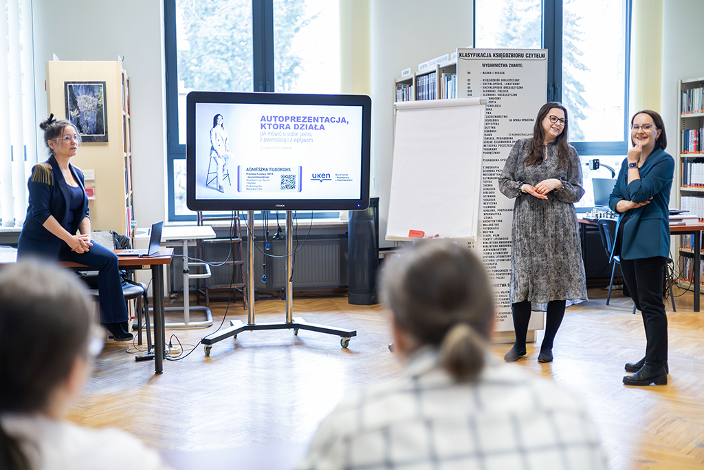 prowadząca warsztaty i&nbsp;przedstawicielki Biura Karier i&nbsp;Współpracy z&nbsp;absolwentami, na pierwszym planie uczestnicy szkolenia