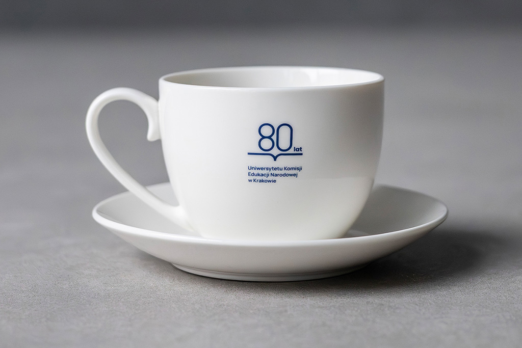 biała porcelanowa filiżanka z logo jubileuszowym