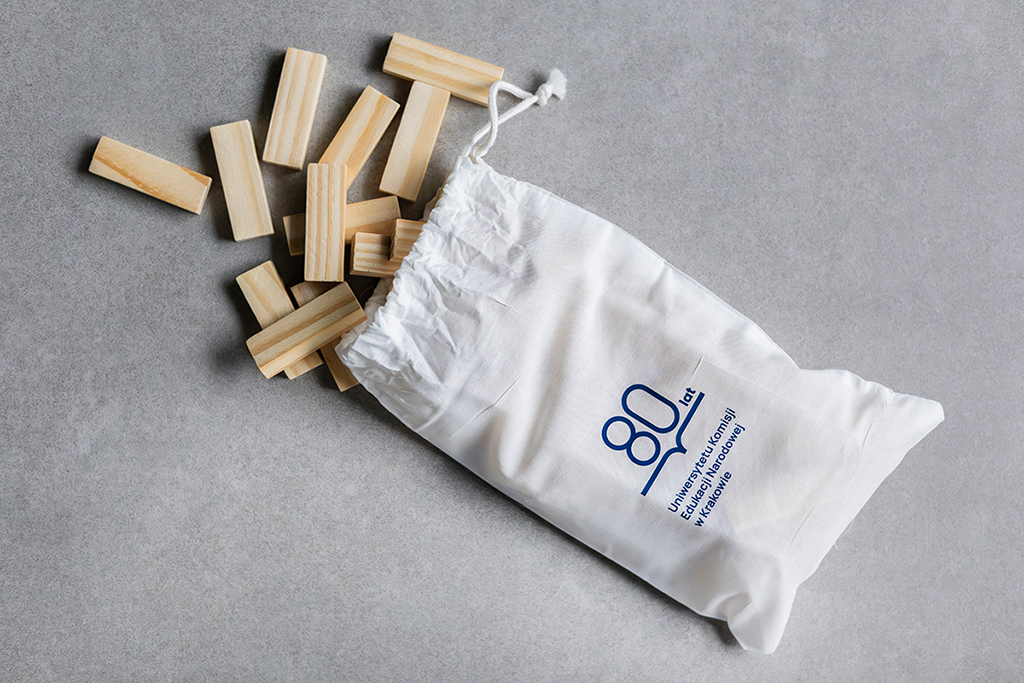 drewniana gra yenga w białym woreczku z logo jubileuszowym