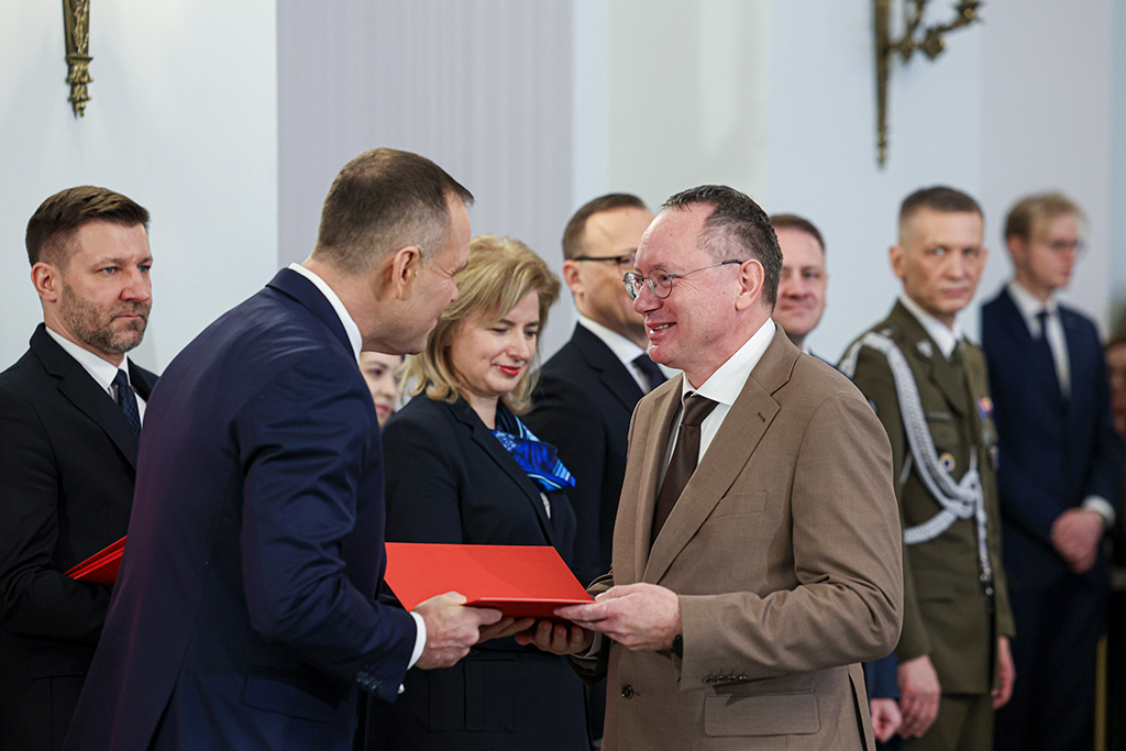 Prezydent Rzeczypospolitej Polskiej Karol Nawrocki wręcza akt nominacyjny Sławomirowi Kurkowi, profesorowi nauk społecznych w&nbsp;dyscyplinie geografia społeczno-ekonomiczna i&nbsp;gospodarka przestrzenna