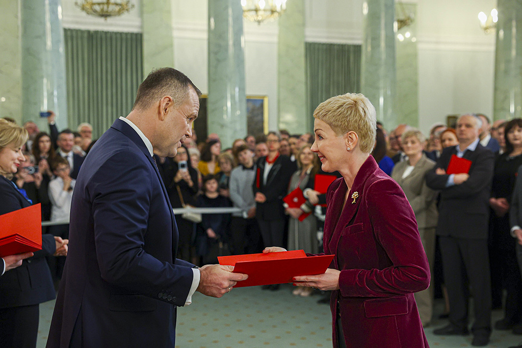 Prezydent Rzeczypospolitej Polskiej Karol Nawrocki wręcza akt nominacyjny Danucie Piróg, profesor nauk społecznych w&nbsp;dyscyplinie geografia społeczno-ekonomiczna i&nbsp;gospodarka przestrzenna