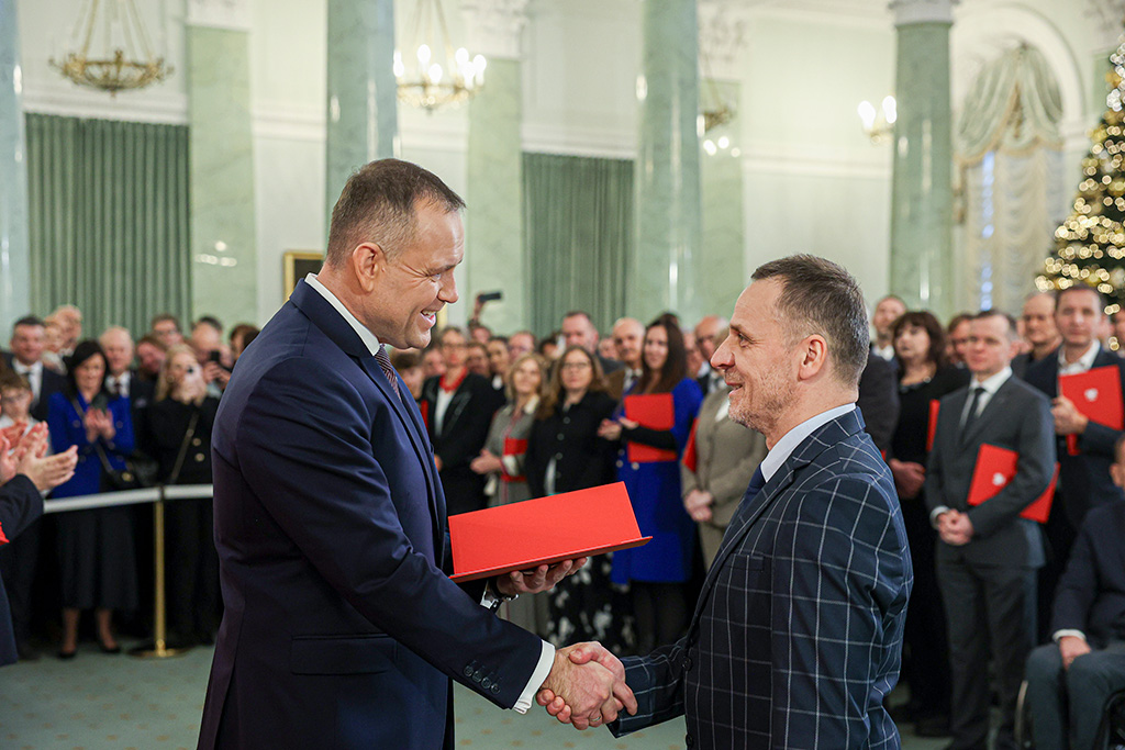 Prezydent Rzeczypospolitej Polskiej Karol Nawrocki wręcza akt nominacyjny Marcelemu Olmie, profesorowi nauk humanistycznych w&nbsp;dyscyplinie językoznawstwo