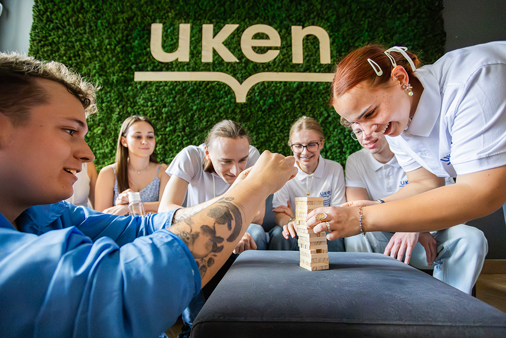 studenci UKEN grający w jengę