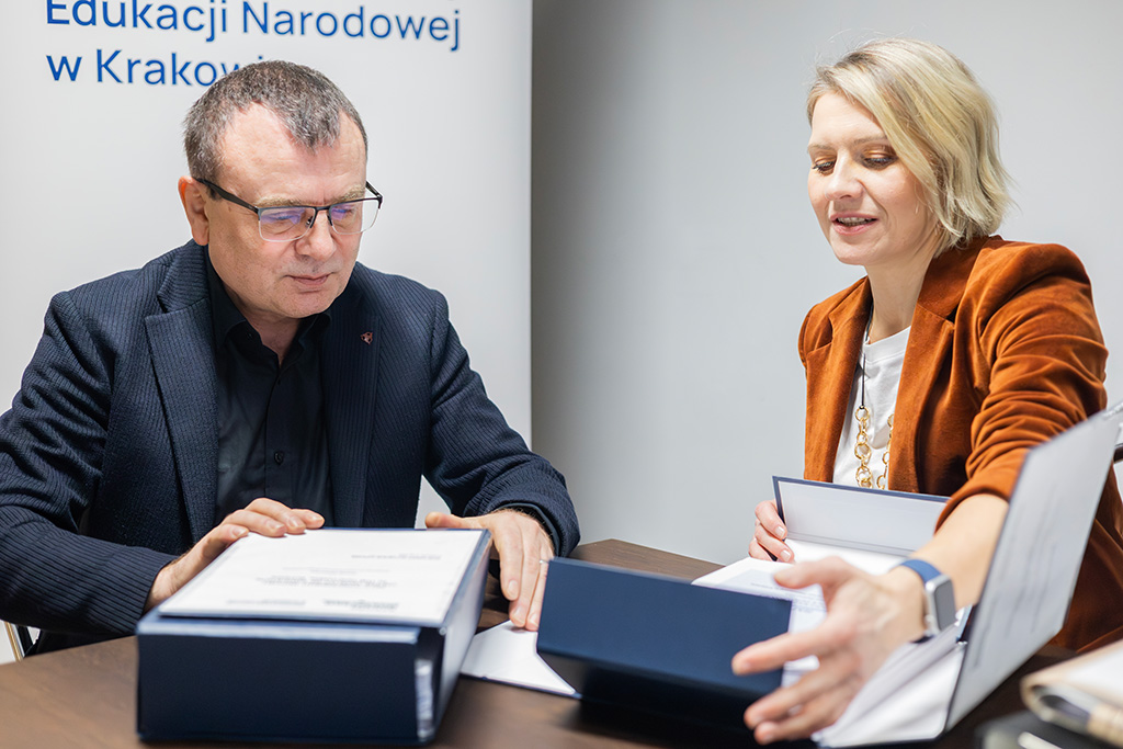 dyrekcja szkoły doktorskiej: dr hab. Władysław Kolasa, prof. UKEN oraz Zastępca dr hab. Paulina Rojek-Adamek, prof. UKEN prezentują raport