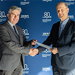 dr hab. Wojciech Bąk, prof. UKEN, p.o. Rektor UKEN wręcza powołanie na funkcję Prorektora ds. Kształcenia UKEN dr. hab. Jackowi Chmielińskiemu, prof. UKEN