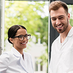 grupa naukowców na tle okna