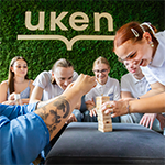 grupa studentów UKEN grających w jengę