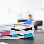 dokumenty leżące na biurku