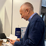 prof. dr hab. Dariusz Rott, Przewodniczący Rady Uczelni Uniwersytetu Komisji Edukacji Narodowej w&nbsp;Krakowie, przy stoisku UKEN