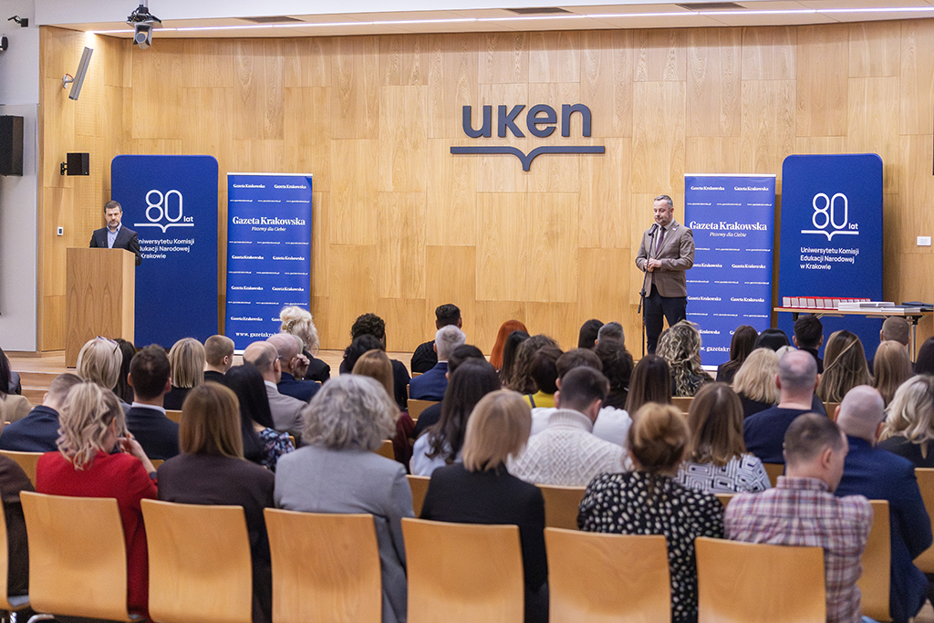 prowadzący galę Adam Gliksman, kierownik Działu Promocji, na pierwszym planie goście wydarzenia