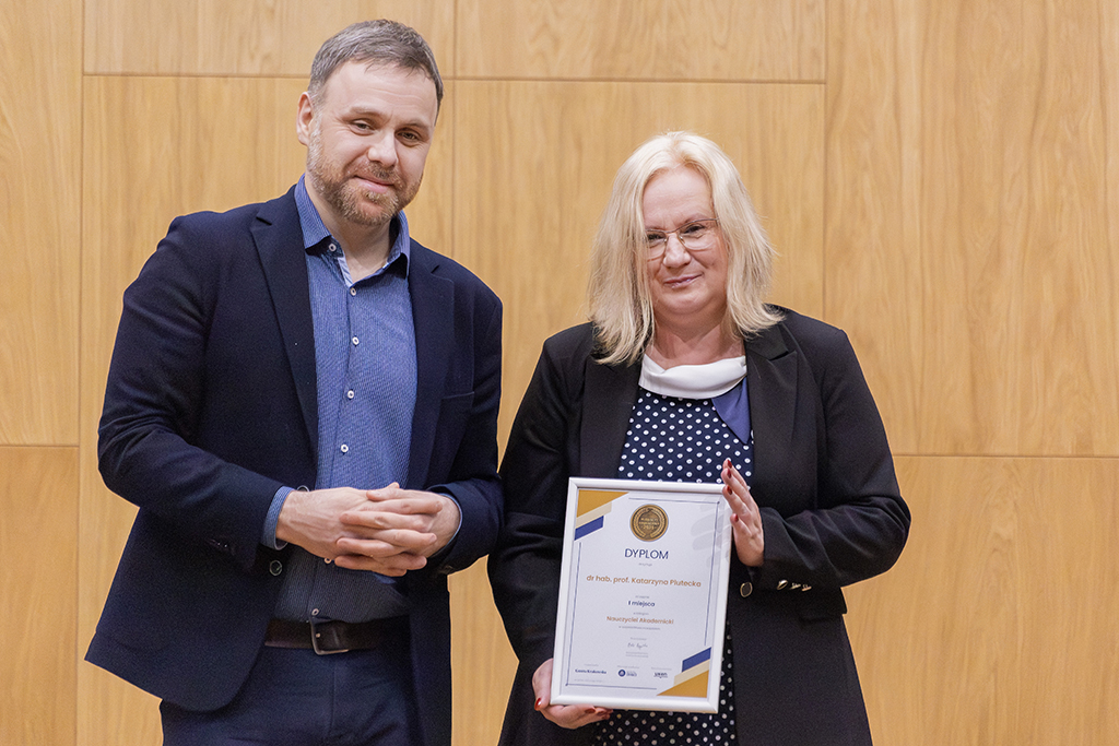 Prorektor ds. Studenckich dr hab. Katarzyna Plutecka, prof. UKEN oraz Piotr Rąpalski, redaktor naczelny „Gazety Krakowskiej” i „Dziennika Polskiego”