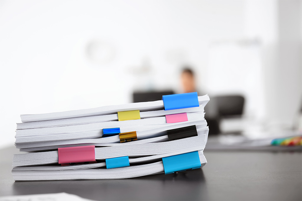 dokumenty leżące na biurku