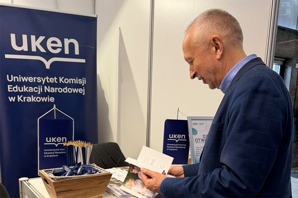 prof. dr hab. Dariusz Rott, Przewodniczący Rady Uczelni Uniwersytetu Komisji Edukacji Narodowej w&nbsp;Krakowie, przy stoisku UKEN