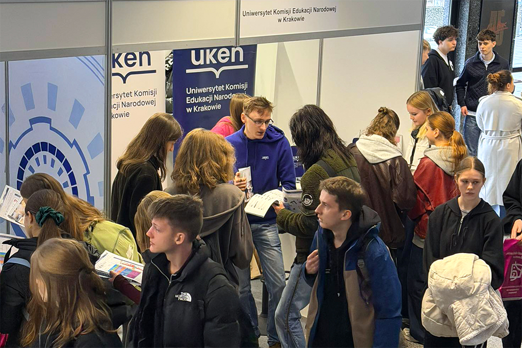 przedstawiciele UKEN prezentują ofertę Uczelni