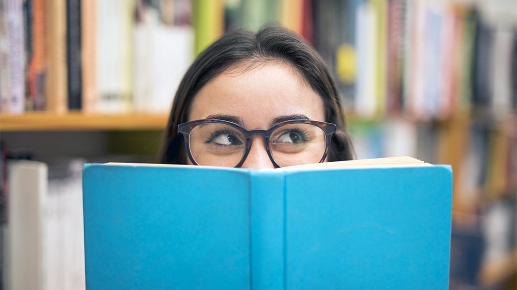 studentka z książką w bibliotece