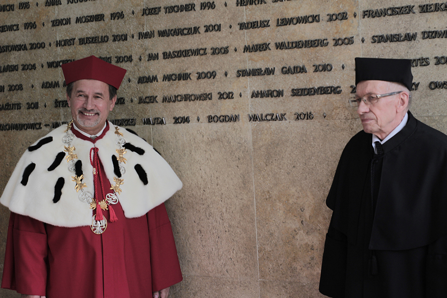 JM Rektor prof. dr hab. Kazimierz Karolczak i prof. dr hab. Bogdan Walczak przy tablicy doktorów honoris causa Uniwersytetu Pedagogicznego