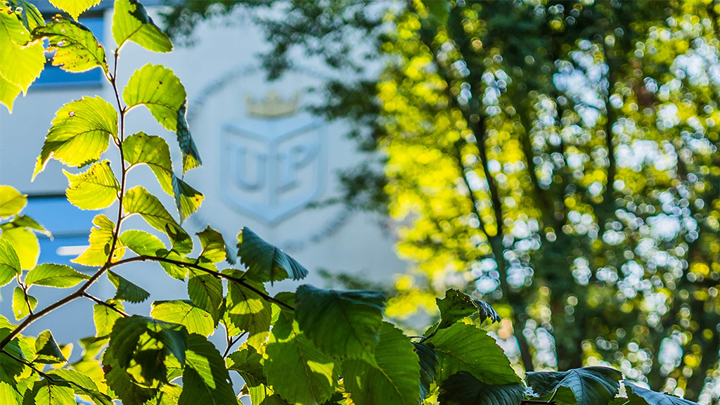 budynek główny Uniwersytetu Pedagogicznego wiosną