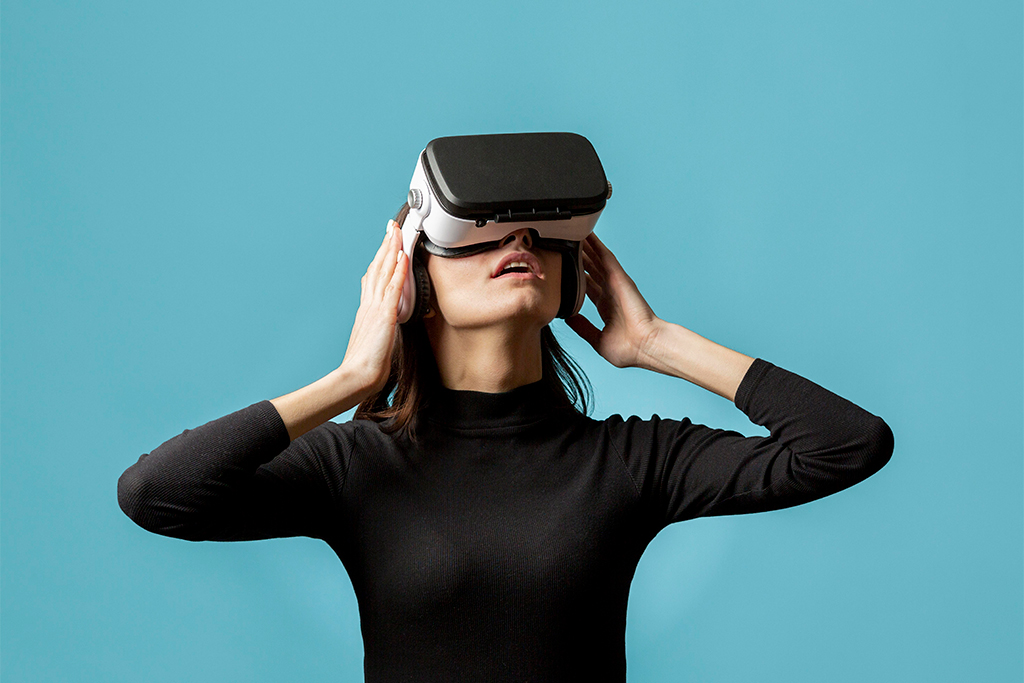 Nowy kierunek studiów: art & science młoda dziewczyna w okularach VR