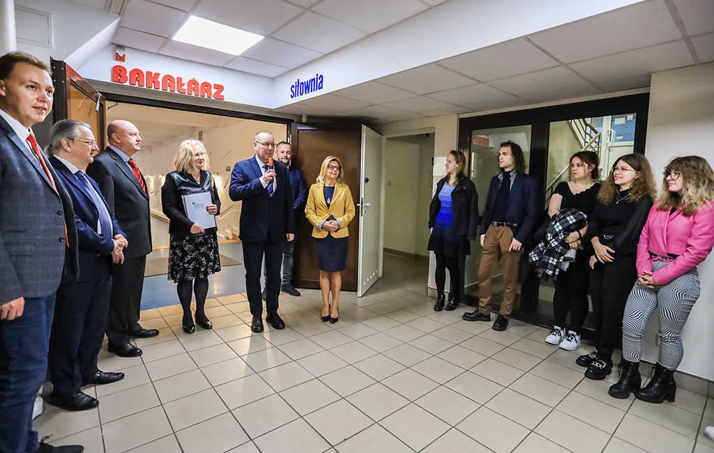 Rektor Uniwersytetu Pedagogicznego w Krakowie prof. dr hab. Piotr Borek przemawia przed wejściem do klubu studenckiego Bakałarz