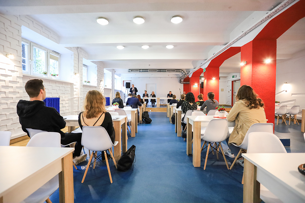 Rektor Uniwersytetu Pedagogicznego w Krakowie prof. dr hab. Piotr Borek odpowiada na pytana studentów w klubie studenckim Bakałarz