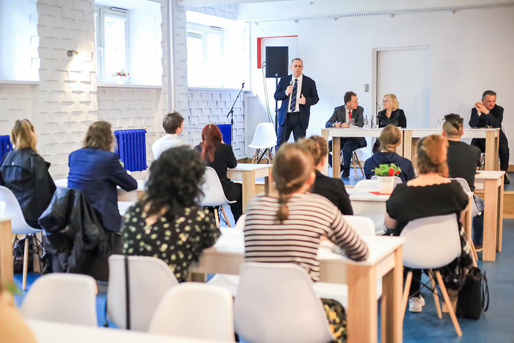 Rektor Uniwersytetu Pedagogicznego w Krakowie prof. dr hab. Piotr Borek odpowiada na pytana studentów w klubie studenckim Bakałarz