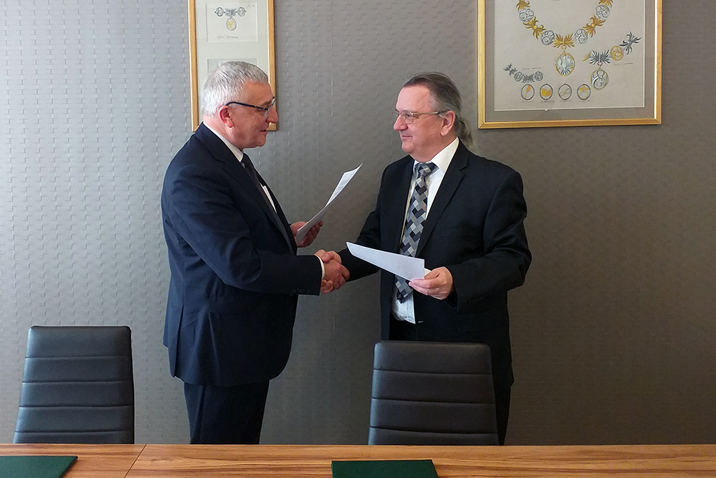 Porozumienie z gminą Ciężkowice (zdjęcie 1 z 2) Prorektor ds. Kształcenia i Rozwoju dr hab. Robert Stawarz, prof. UP oraz burmistrz gminy Ciężkowice Stanisław Kuropatwa