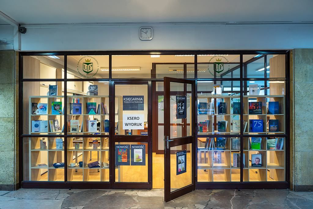 Powrót uniwersyteckiej księgarni (zdjęcie 4 z 4) wejście do księgarni