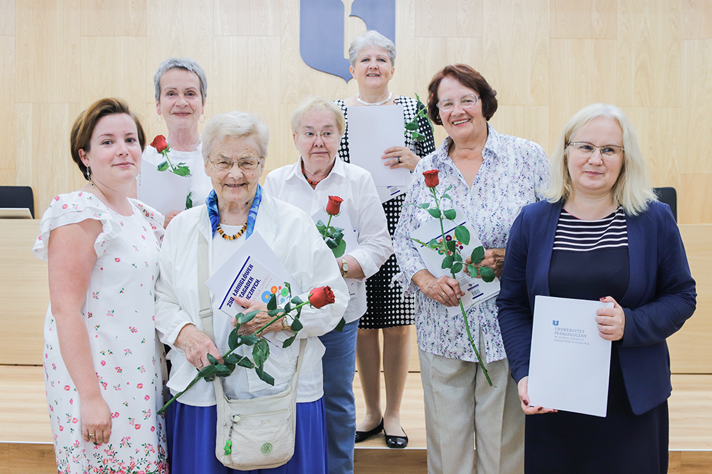 Prorektor ds. Studenckich dr hab. Katarzyna Plutecka, prof. UP oraz dr Katarzyna Białożyt-Wielonek, Dziekan Uniwersytetu Trzeciego Wieku pozują do wspólnego zdjęcia ze słuchaczkami UTW