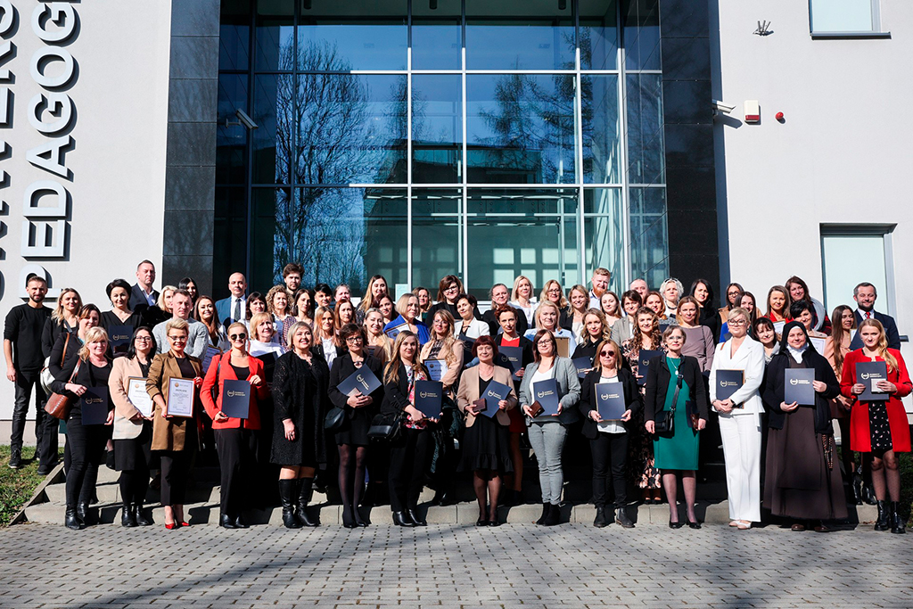 Zakończył się „Plebiscyt Edukacyjny 2022” (zdjęcie 3 z 3) Uczestnicy gali finałowej przed gmachem Uniwersytetu