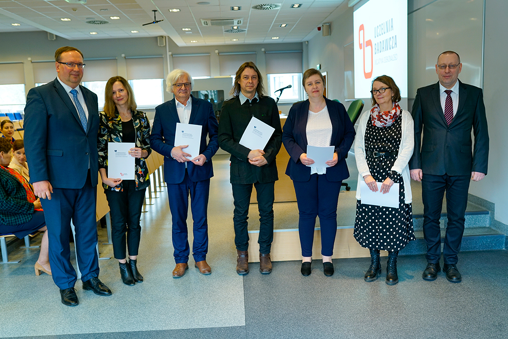 Dziewięćdziesięciu Wspaniałych (zdjęcie 3 z 3) Rektorzy wraz z wyróżnionymi naukowcami