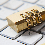 Międzynarodowa Konferencja Naukowo-Praktyczna „Problemy naukowego, technicznego i prawnego wsparcia cyberbezpieczeństwa we współczesnym świecie” kłódka leżąca na klawiaturze