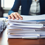 Wnioski o dofinansowanie wypoczynku – zima 2025 kobiece dłonie, dokumenty papierowe