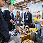 Jego Magnificencja dr. hab. Wojciech Bąk, prof. UKEN odwiedza stoisko wystawiennicze UKEN