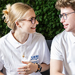 uśmiechnięci studenci UKEN