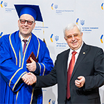 Rektor Uniwersytetu im. Michaiła Dragomanowa prof. Wiktor Andruszczenko gratuluje prof. dr. hab. Piotrowi Borkowi