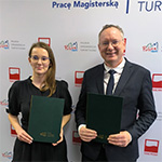 Dominika Miara ze swoim promotorem prof. dr. hab. Sławomirem Kurkiem