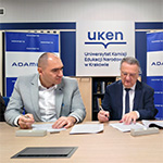 Ze strony Uczelni dokument podpisali p.o. kanclerza dr hab. Robert Stawarz, prof. UKEN, oraz kwestor mgr Tomasz Kolosek, a w imieniu wykonawcy Adamietz Sp. z o.o. – pełnomocnik Artur Telega