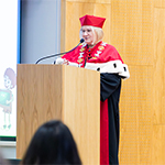 Prorektor ds. Studenckich dr hab. Katarzyna Plutecka, prof. UKEN rozpoczyna uroczystość